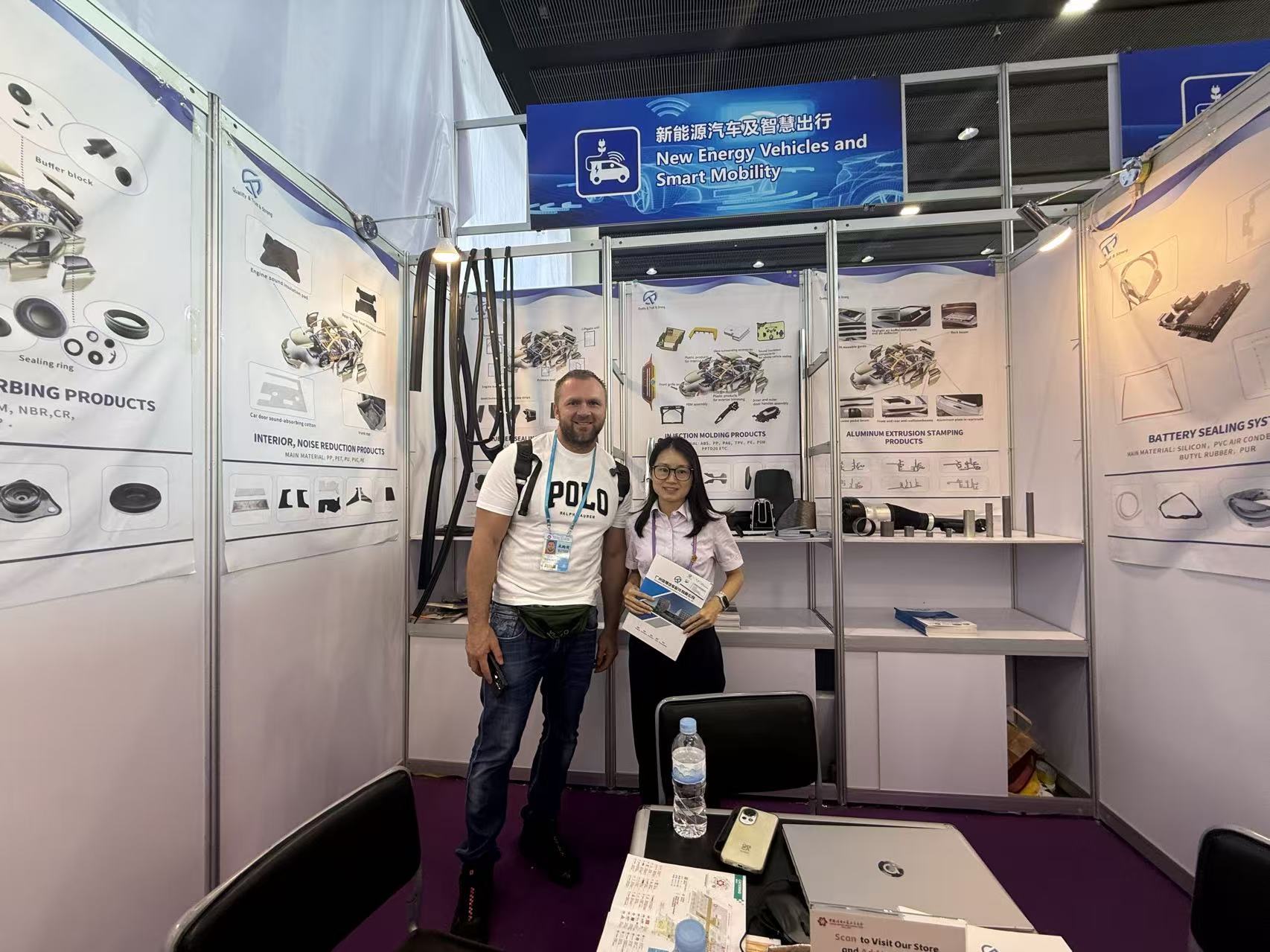 Xinqiang booth visitors