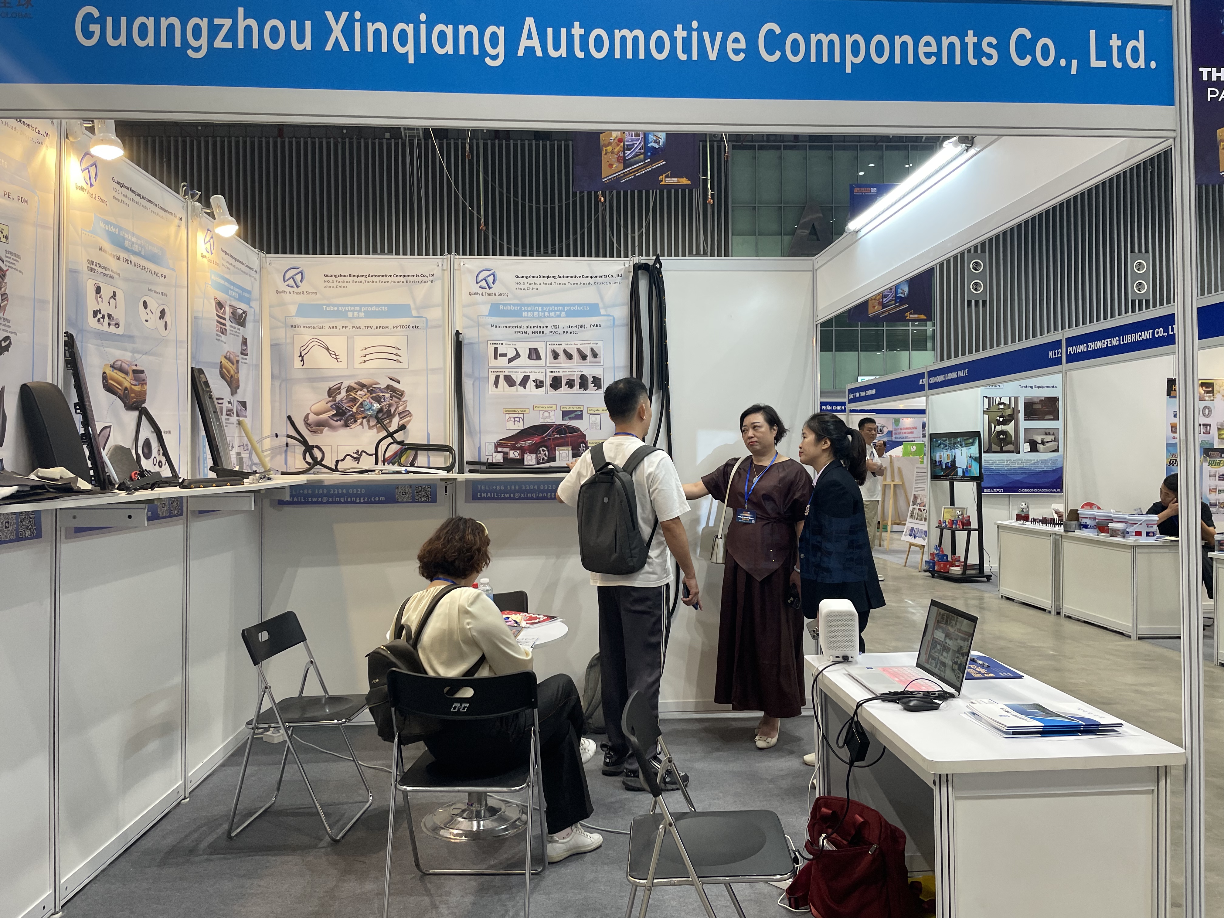 Xinqiang team with visitors